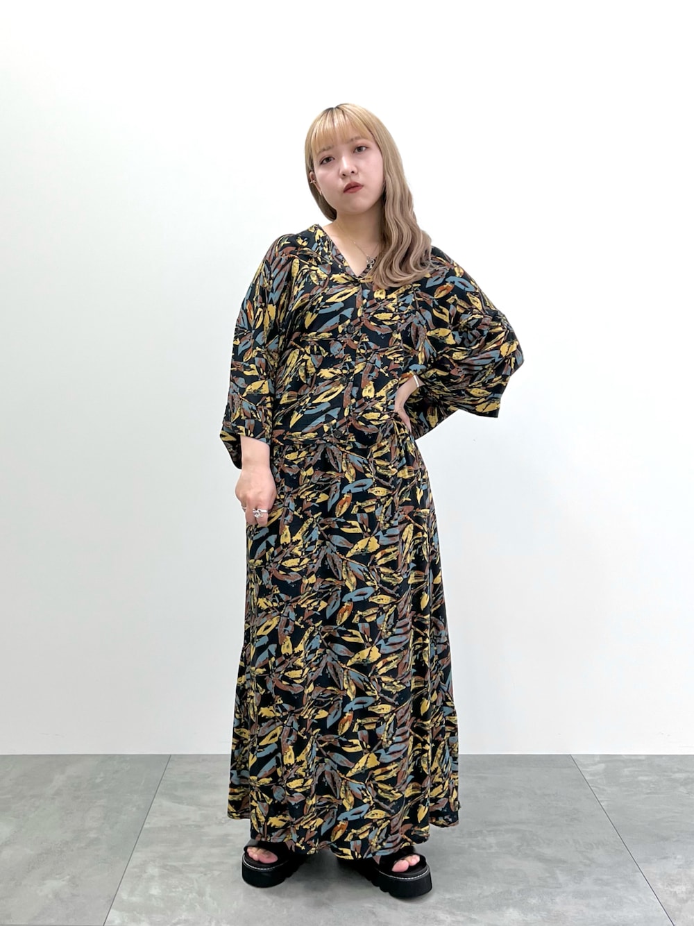 「夏ファッション、柄シャツ、柄×柄、柄スカート、シャツコーデ、派手、柄シャツコーデ、開襟シャツ、抜け襟、ゆるコーデ」｜「CRAFT STANDARD BOUTIQUEのレーヨンワイドシャツ（シャツ/ブラウス、イエロー系）」を使った、あおちゃんさん（レディース・152cm）の夏コーディネートの1枚目の写真