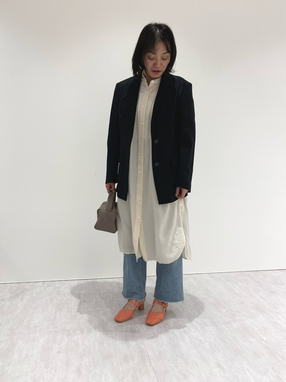 ピンク系のパンプスを着用したレディースの春コーディネートの1枚目の写真