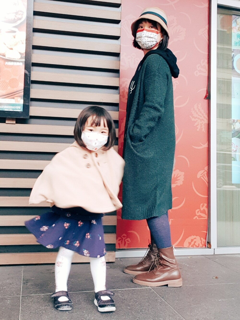 グリーン系のカーディガン/ボレロ、ブルー系のレギンス/スパッツを着用したレディースの冬コーディネートの2枚目の写真