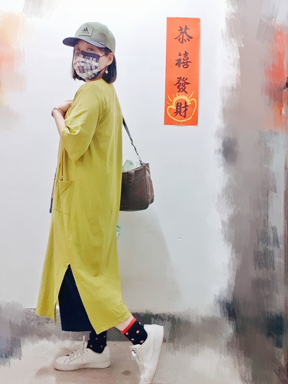 グリーン系のジャケット/アウター、ブルー系のTシャツ/カットソー、グリーン系のキャップを着用したレディースの春コーディネートの2枚目の写真