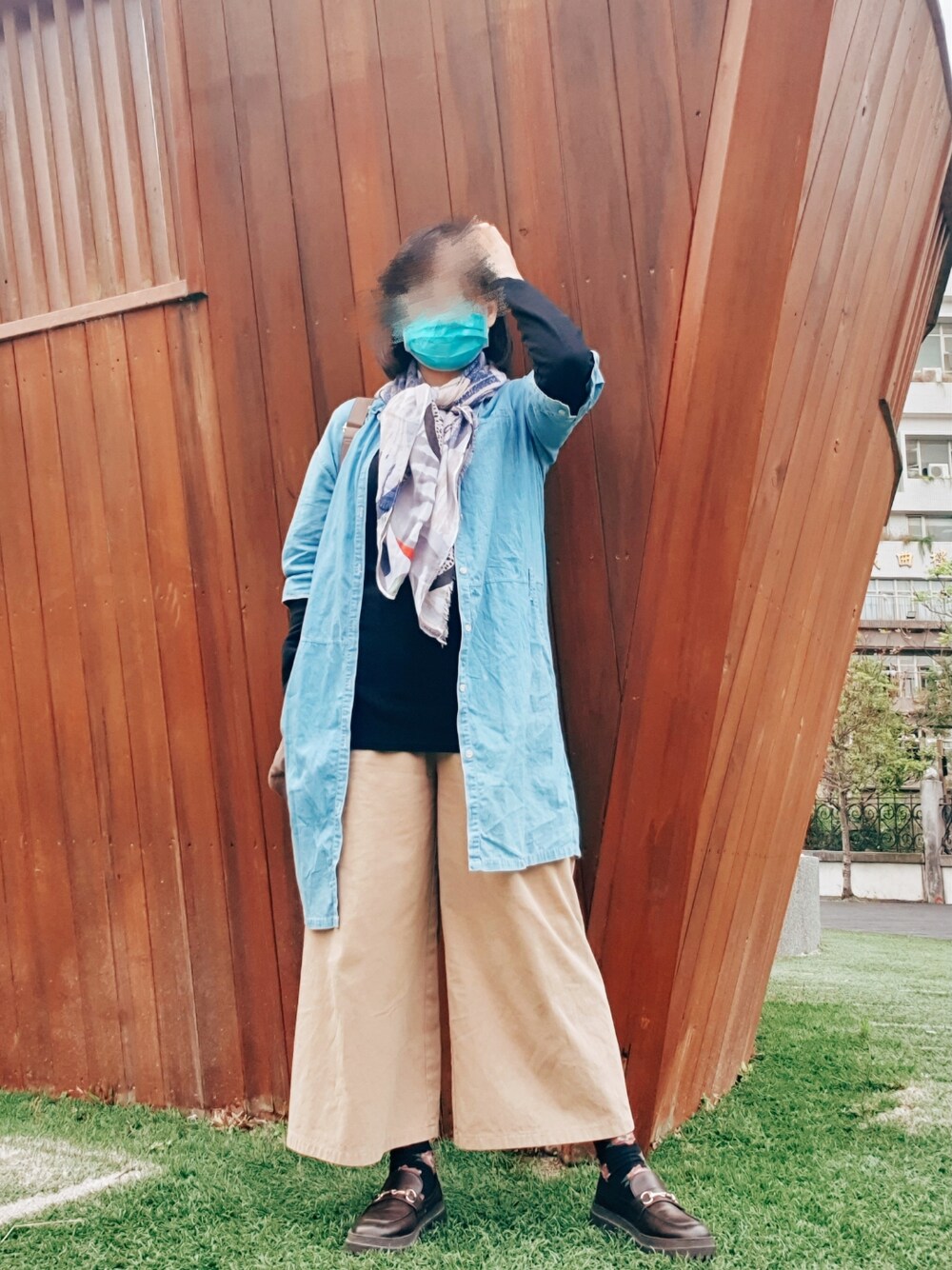 その他のストール/ショールを着用したレディースの春コーディネートの2枚目の写真