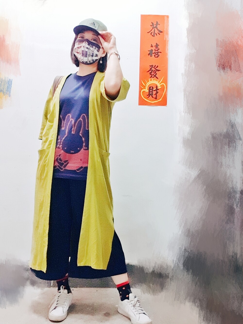 グリーン系のジャケット/アウター、ブルー系のTシャツ/カットソー、グリーン系のキャップを着用したレディースの春コーディネートの3枚目の写真