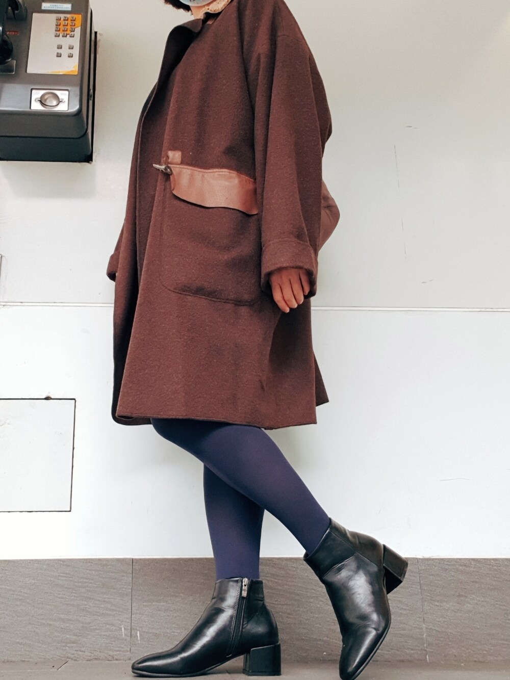 ブルー系のレギンス/スパッツを着用したレディースの冬コーディネートの3枚目の写真