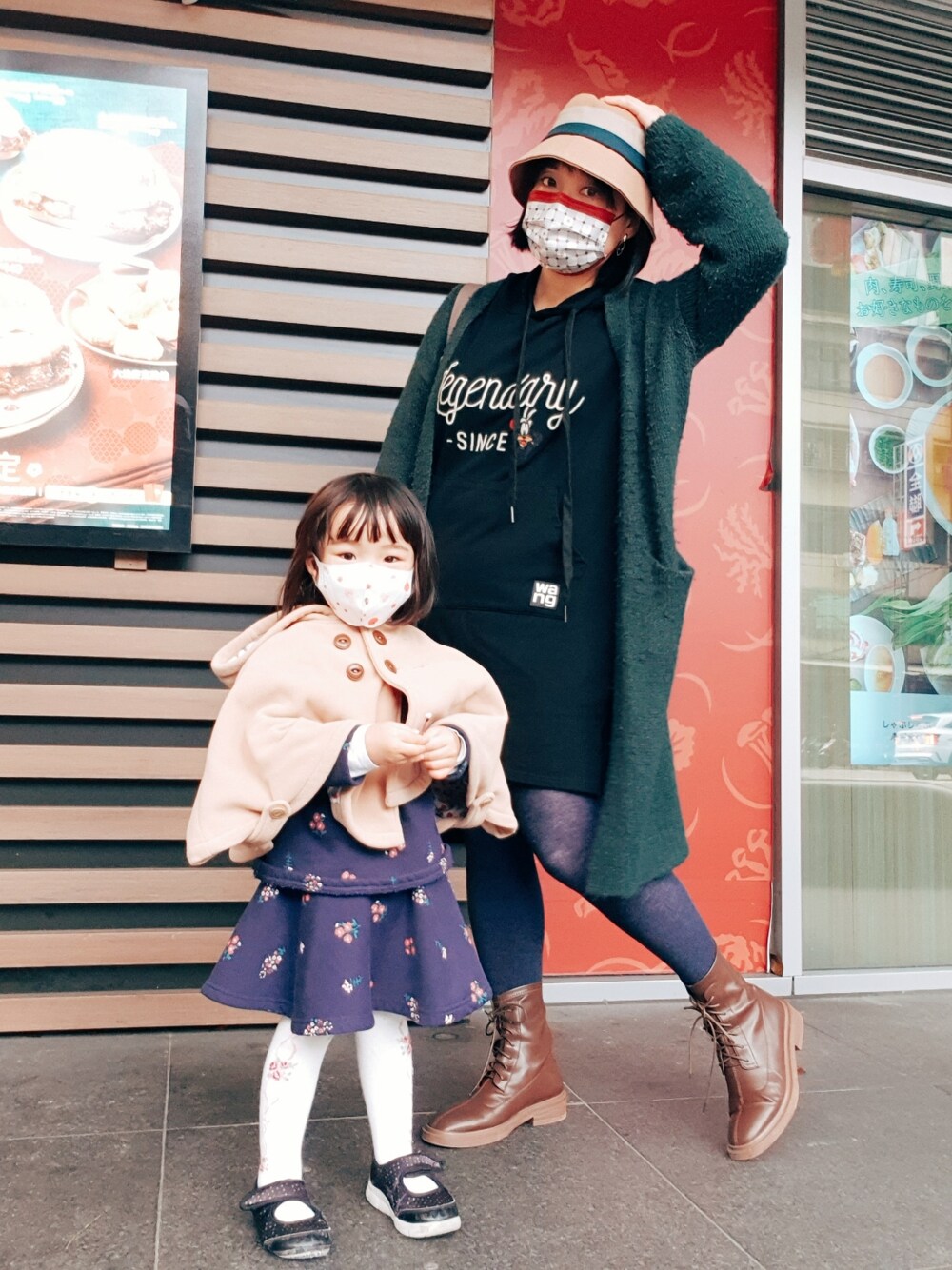 グリーン系のカーディガン/ボレロ、ブルー系のレギンス/スパッツを着用したレディースの冬コーディネートの3枚目の写真