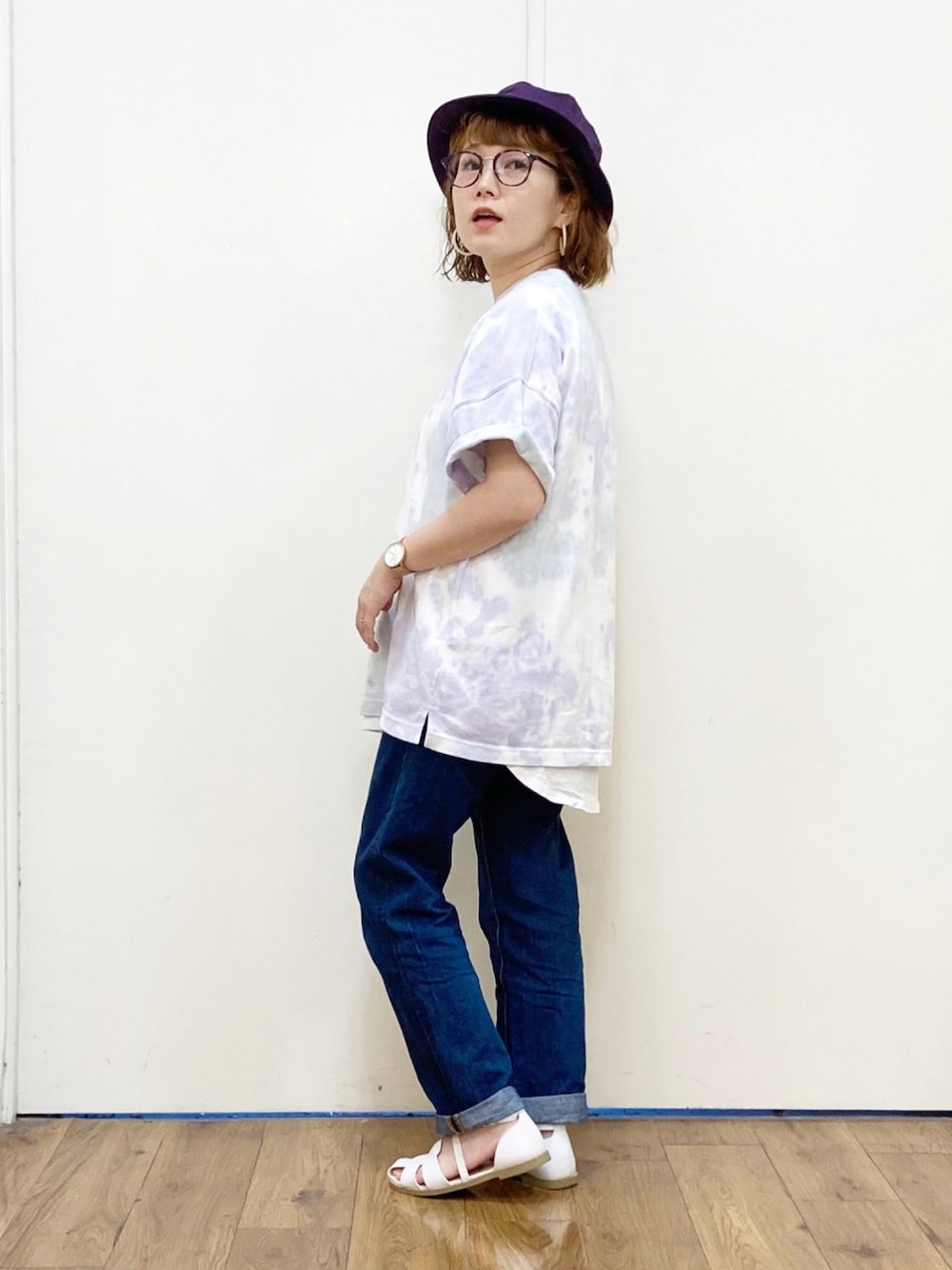 パープル系のTシャツ/カットソー、ブルー系のデニムパンツ、ホワイト系のサンダルを着用したレディースの夏コーディネートの1枚目の写真
