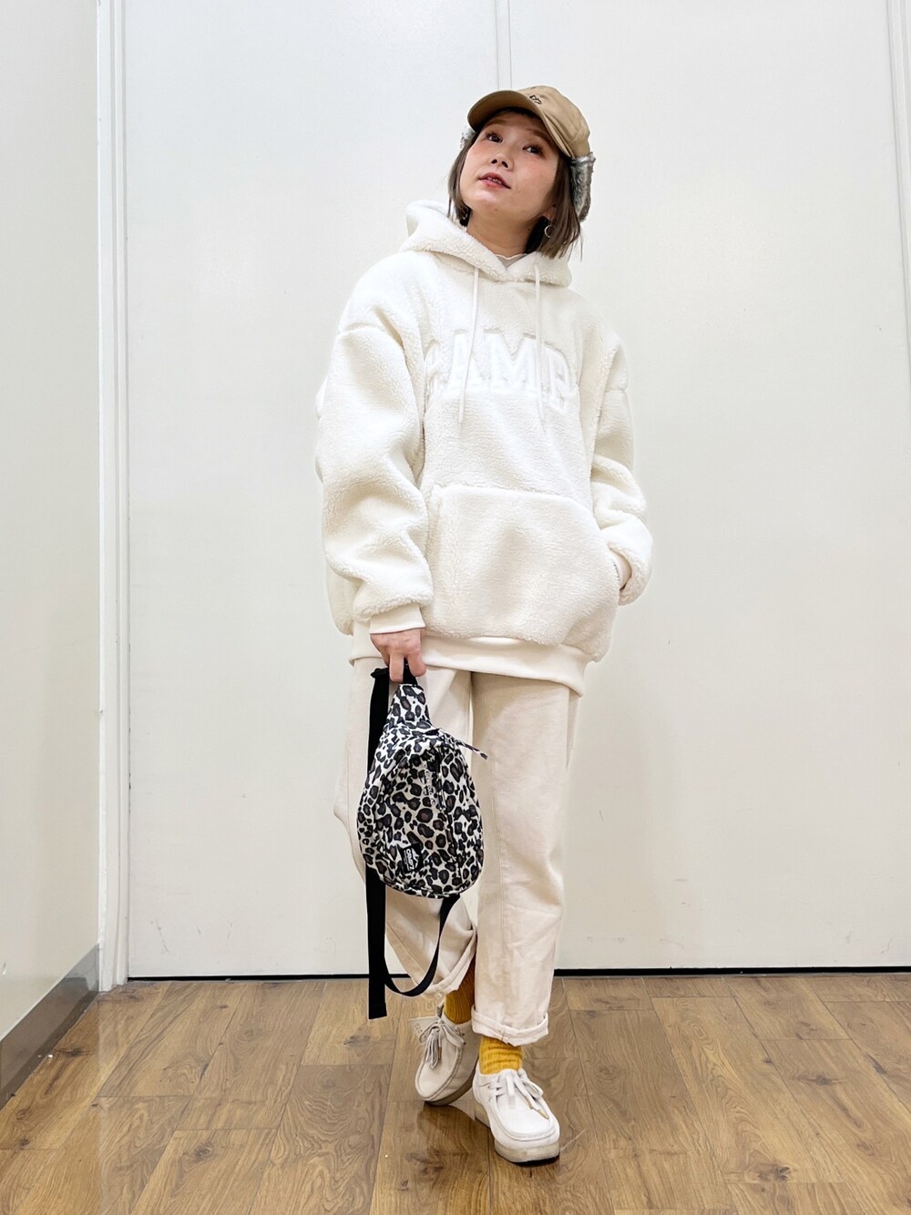 ホワイト系のパーカー、ホワイト系のデニムパンツ、ホワイト系のモカシン/デッキシューズを着用したレディースの冬コーディネートの1枚目の写真