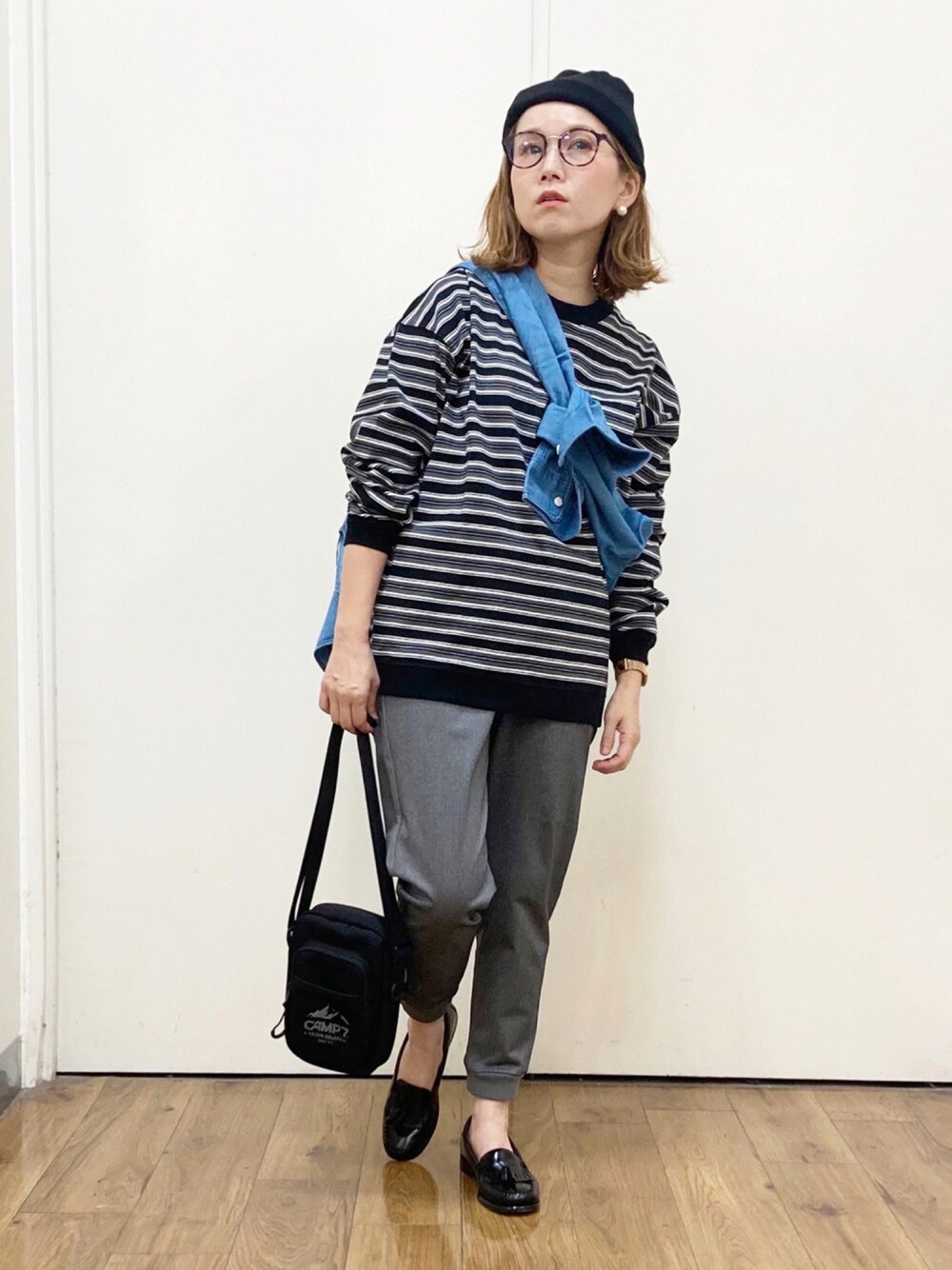 グレー系のその他パンツ、ブラック系のローファー、ブラック系のショルダーバッグを着用したレディースの秋コーディネートの1枚目の写真