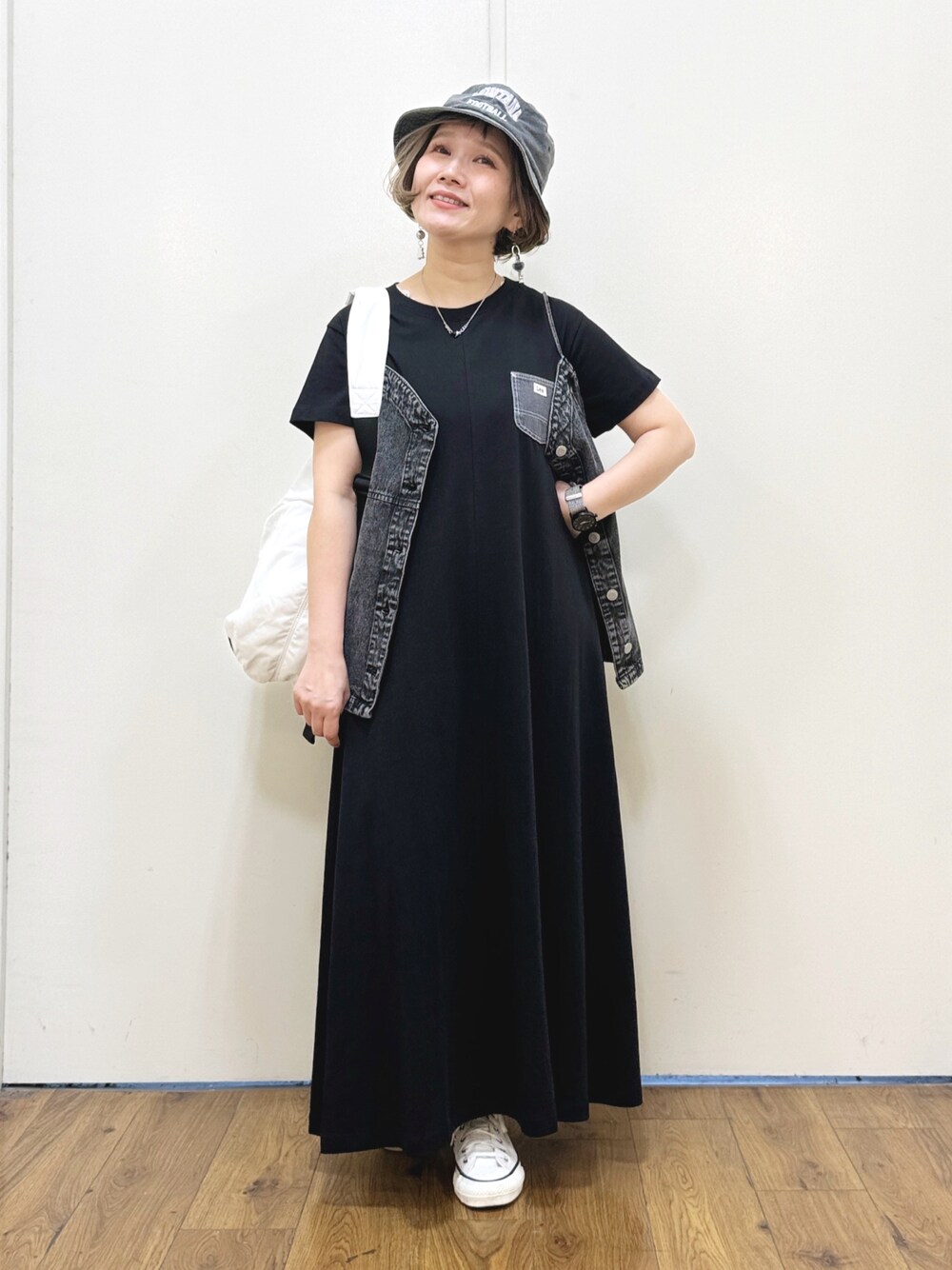 ブラック系のTシャツ/カットソー、ブラック系のキャミソール、ホワイト系のショルダーバッグを着用したレディースの春コーディネートの1枚目の写真