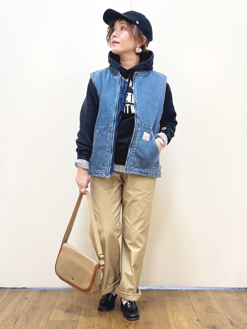 ブラック系のパーカー、ホワイト系のシャツ/ブラウス、ベージュ系のその他パンツを着用したレディースの冬コーディネートの1枚目の写真