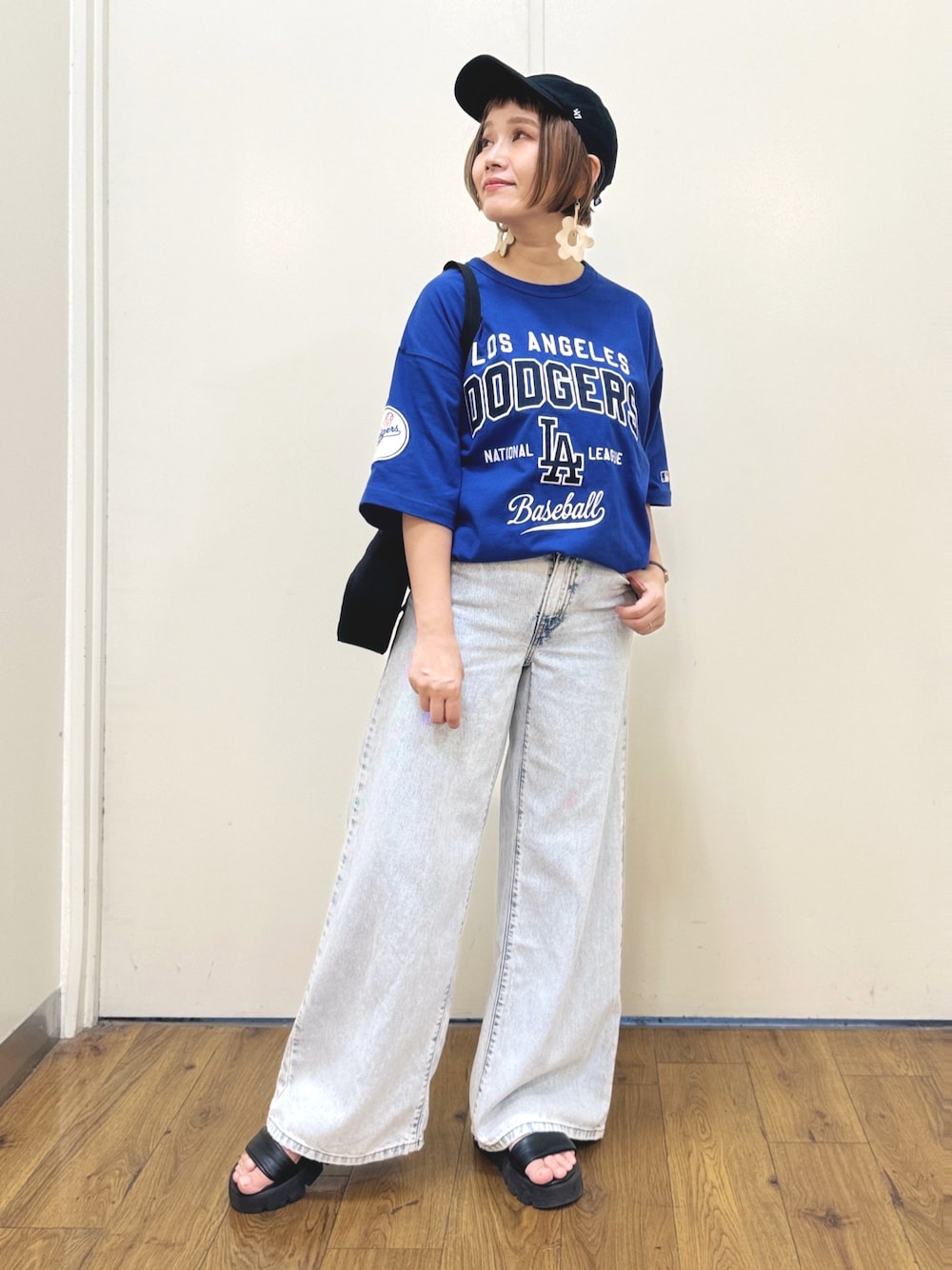 「MLB、夏コーデ、スポーツミックス、Right-on、ライトオン、キャップ、ワイドパンツ、Levi's、サンダル」｜「MLBの【MLB】【MLB】別注ワッペン刺繍Tシャツ（Tシャツ/カットソー、ブルー系）」を使った、m@さん（レディース・155cm）の夏コーディネートの1枚目の写真