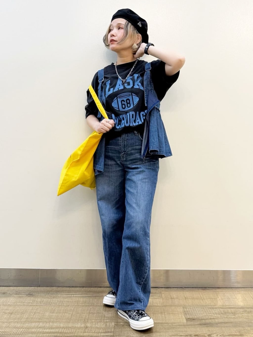 グレー系のTシャツ/カットソー、ブルー系のデニムパンツを着用したレディースの春コーディネートの1枚目の写真