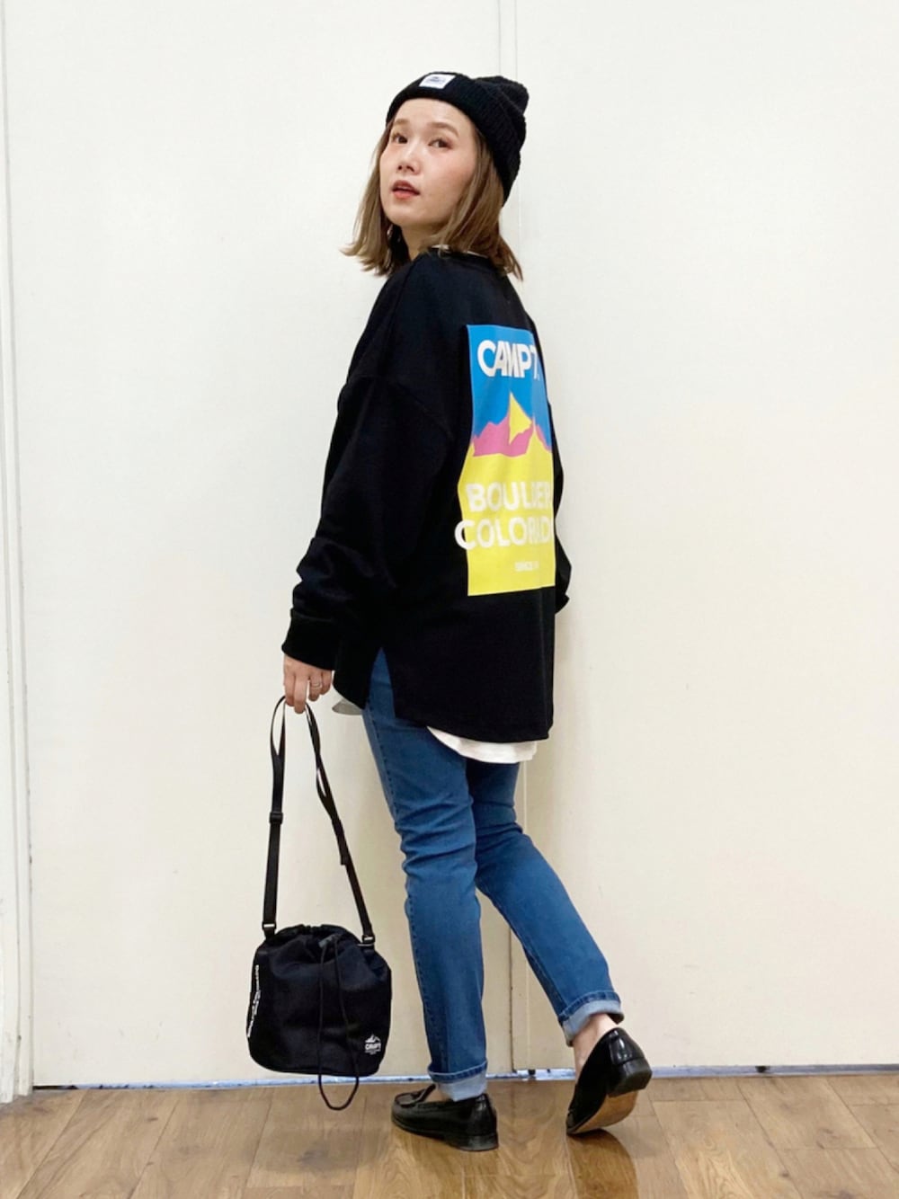 ブラック系のTシャツ/カットソー、ホワイト系のTシャツ/カットソー、ブルー系のデニムパンツを着用したレディースの秋コーディネートの1枚目の写真