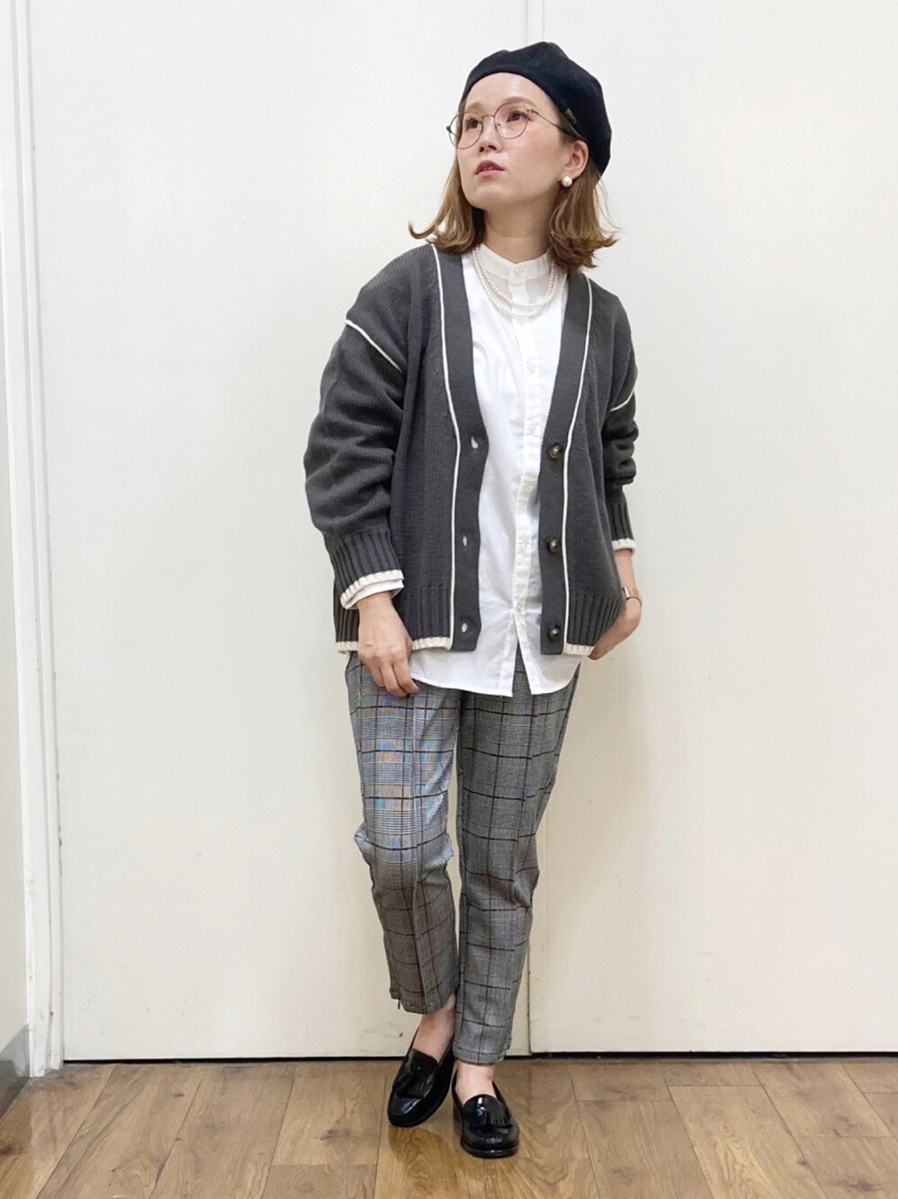ブラック系のその他パンツ、グレー系のカーディガン/ボレロ、ホワイト系のシャツ/ブラウスを着用したレディースの秋コーディネートの1枚目の写真