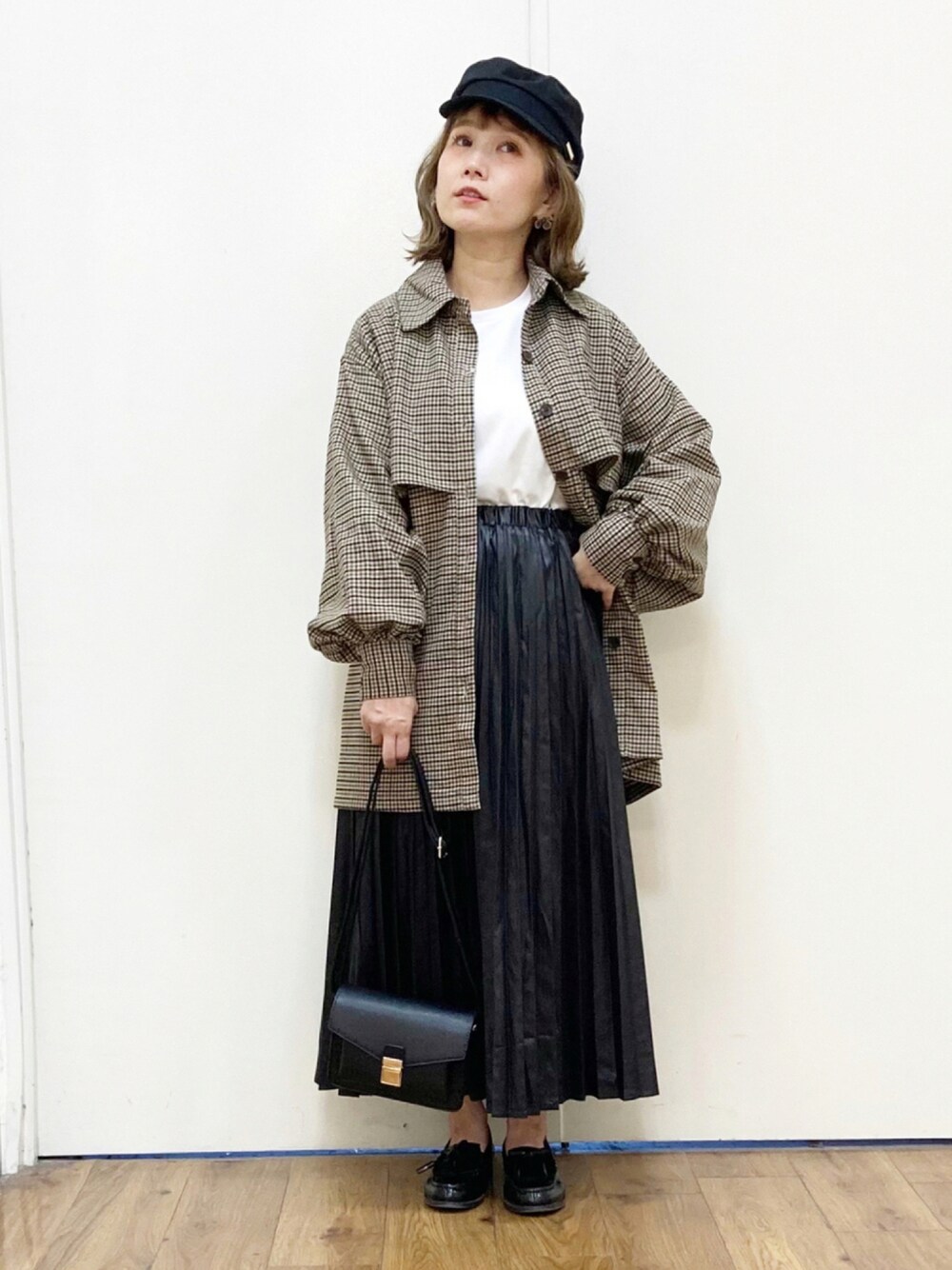 ホワイト系のTシャツ/カットソー、ベージュ系のシャツ/ブラウス、ブラック系のショルダーバッグを着用したレディースの夏コーディネートの1枚目の写真