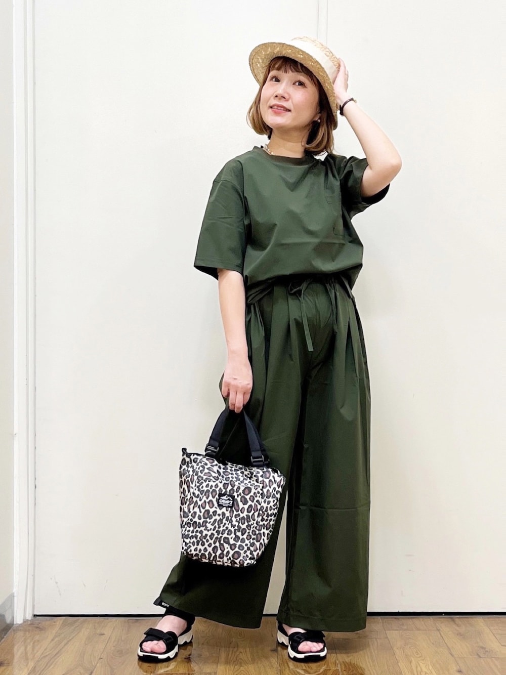 ベージュ系のショルダーバッグ、ブラウン系のTシャツ/カットソー、ブラウン系のその他パンツを着用したレディースの春コーディネートの1枚目の写真