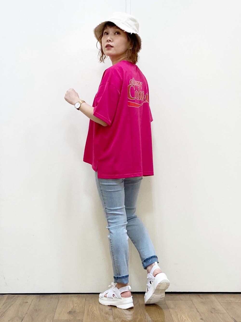 ピンク系のTシャツ/カットソー、ブルー系のデニムパンツ、ホワイト系のサンダルを着用したレディースの夏コーディネートの1枚目の写真