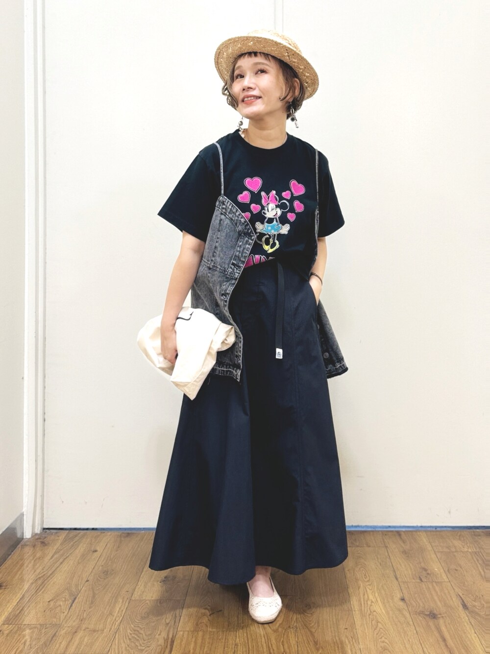 グレー系のTシャツ/カットソー、ブラック系のタンクトップ、ホワイト系のトートバッグを着用したレディースの夏コーディネートの1枚目の写真
