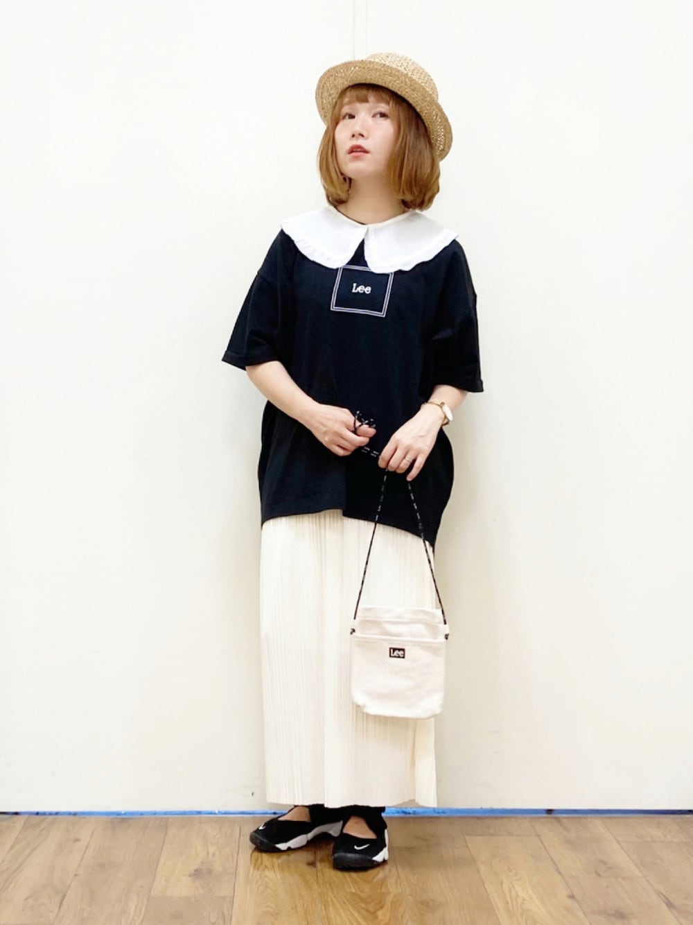 ブラック系のTシャツ/カットソー、ベージュ系のスカート、ホワイト系のショルダーバッグを着用したレディースの夏コーディネートの1枚目の写真