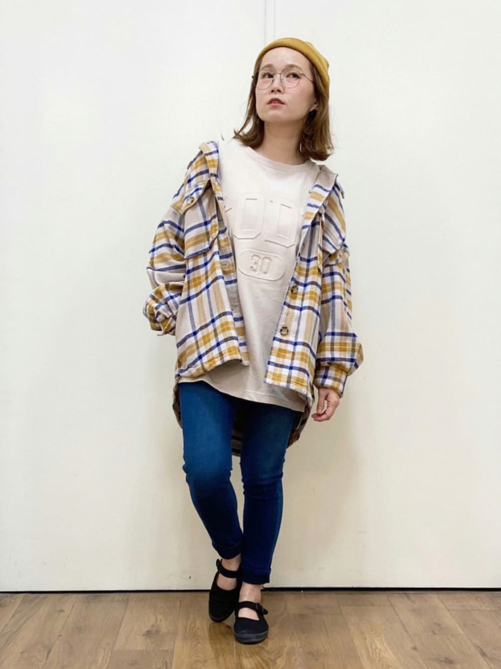 ブルー系のその他パンツ、ベージュ系のTシャツ/カットソー、ベージュ系のシャツ/ブラウスを着用したレディースの秋コーディネートの1枚目の写真