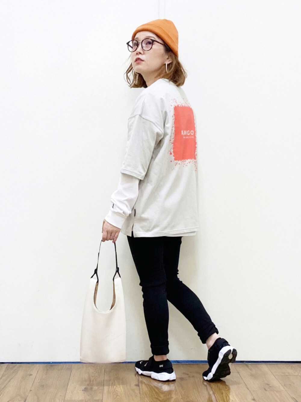 ベージュ系のTシャツ/カットソー、ブラック系のその他パンツ、ブラック系のスニーカーを着用したレディースの夏コーディネートの1枚目の写真