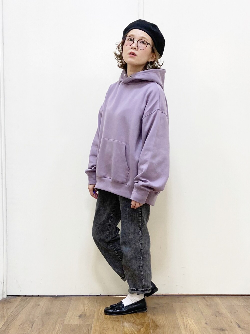 ブラック系のデニムパンツ、ピンク系のパーカー、ブラック系のローファーを着用したレディースの冬コーディネートの1枚目の写真