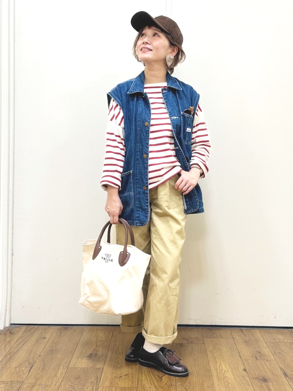 ブラウン系のドレスシューズ、ホワイト系のトートバッグ、ベージュ系のその他パンツを着用したレディースの秋コーディネートの1枚目の写真