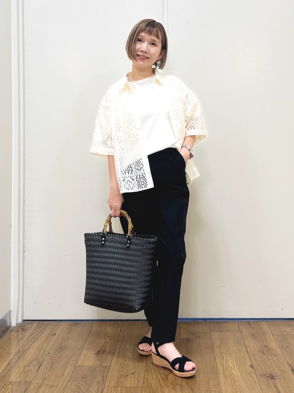 ホワイト系のTシャツ/カットソー、ホワイト系のシャツ/ブラウス、ブラック系のその他パンツを着用したレディースの夏コーディネートの1枚目の写真