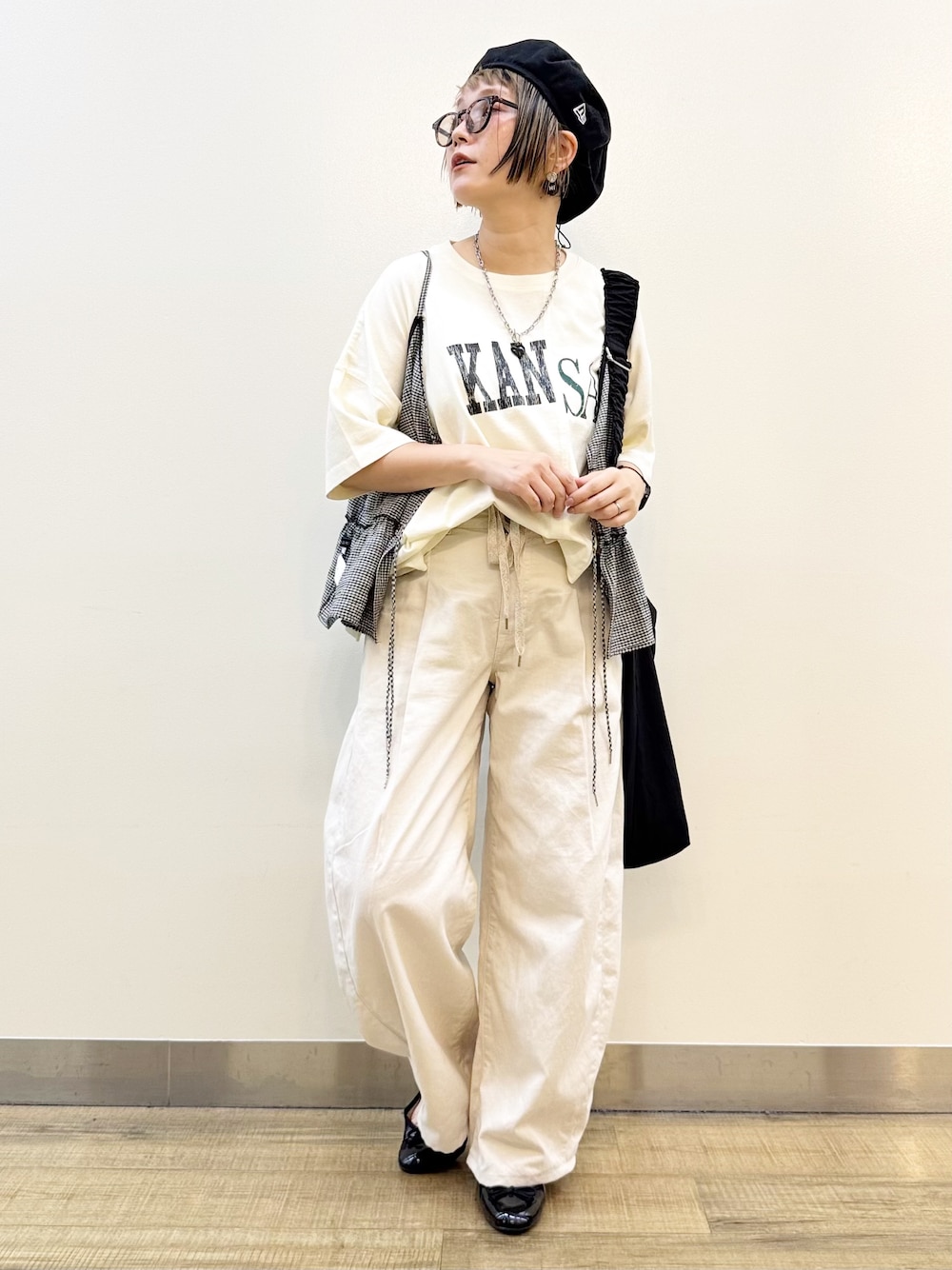 ブラック系のショルダーバッグ、ホワイト系のセットアップ、ホワイト系のTシャツ/カットソーを着用したレディースの夏コーディネートの1枚目の写真