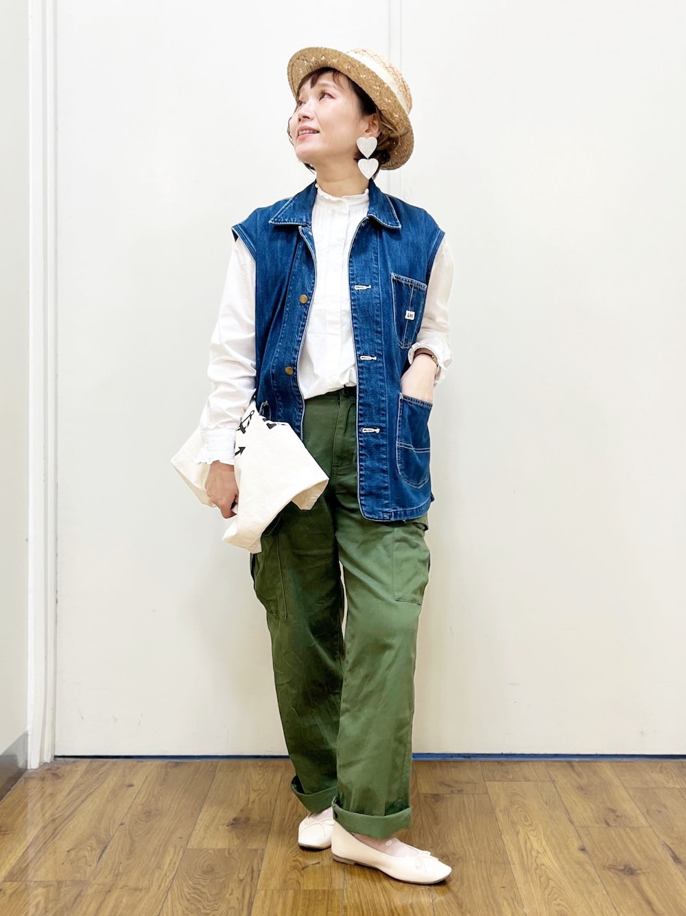 ブラウン系のその他パンツ、ブルー系のベスト、ホワイト系のシャツ/ブラウスを着用したレディースの春コーディネートの1枚目の写真