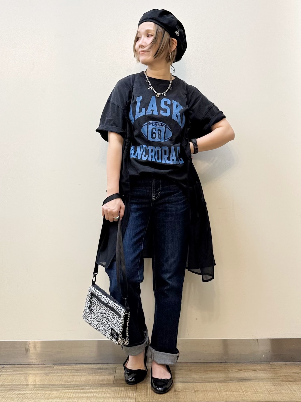 ブラック系のベスト、グレー系のTシャツ/カットソー、ブルー系のデニムパンツを着用したレディースの夏コーディネートの1枚目の写真