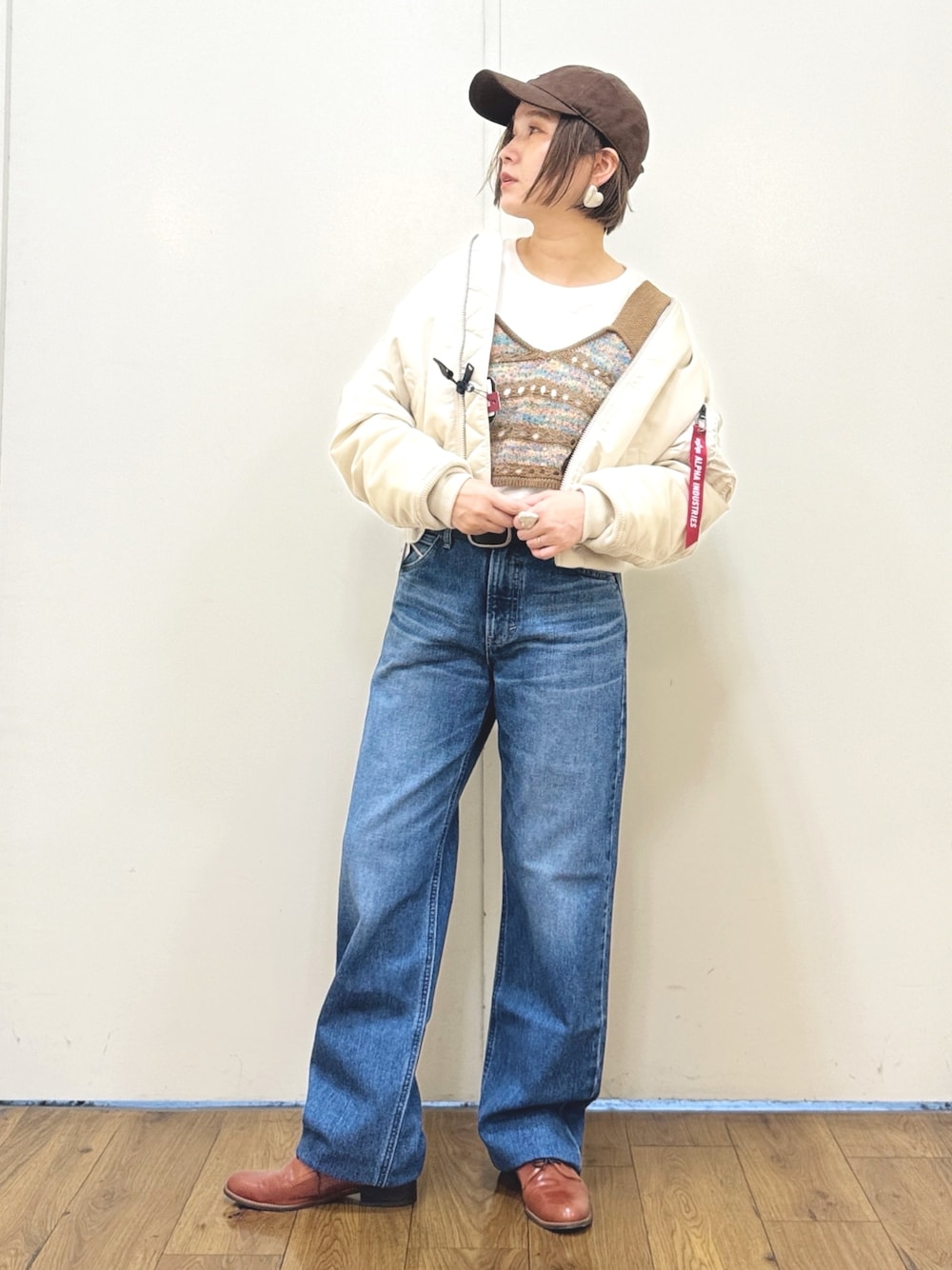 ホワイト系のMA-1、ブルー系のデニムパンツ、ブラウン系のアンサンブルを着用したレディースの秋コーディネートの1枚目の写真