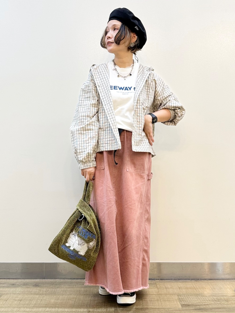 ホワイト系のシャツ/ブラウス、ホワイト系のTシャツ/カットソー、その他のスカートを着用したレディースの秋コーディネートの1枚目の写真