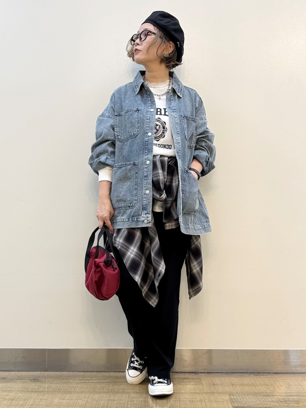 ブルー系のシャツ/ブラウス、ホワイト系のTシャツ/カットソー、ブラック系のその他パンツを着用したレディースの秋コーディネートの1枚目の写真