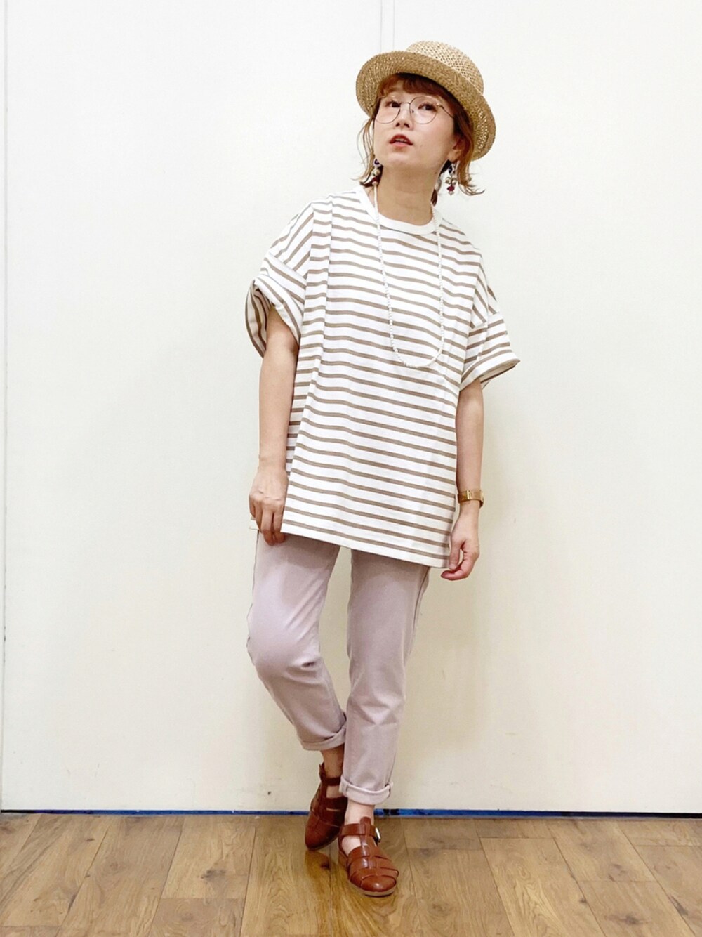 ベージュ系のTシャツ/カットソー、ピンク系のその他パンツ、ブラウン系のサンダルを着用したレディースの夏コーディネートの1枚目の写真