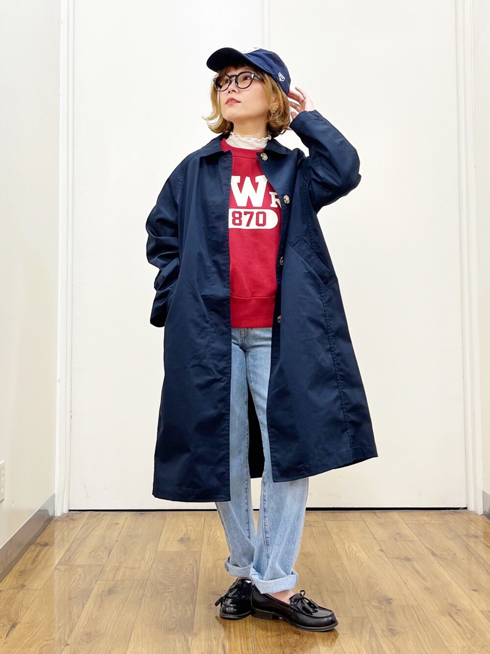 ホワイト系のTシャツ/カットソー、レッド系のスウェット、ブルー系のステンカラーコートを着用したレディースの秋コーディネートの1枚目の写真