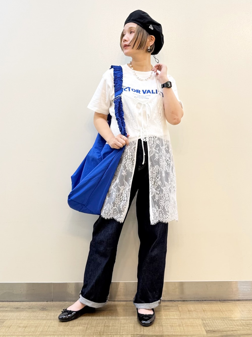ホワイト系のTシャツ/カットソー、ホワイト系のTシャツ/カットソー、ブルー系のデニムパンツを着用したレディースの夏コーディネートの1枚目の写真
