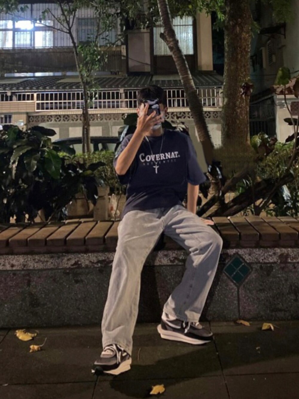 「COVERNAT、NIKE、sacai、nike sacai」｜「COVERNATの『COVERNAT』S/S AUTHENTIC LOGO TEE / カバーナット オーセンティック ロゴ ベーシック Tシャツ（Tシャツ/カットソー、ブルー系）」を使った、Chiang Jusさん（メンズ・161cm）の秋コーディネートの1枚目の写真