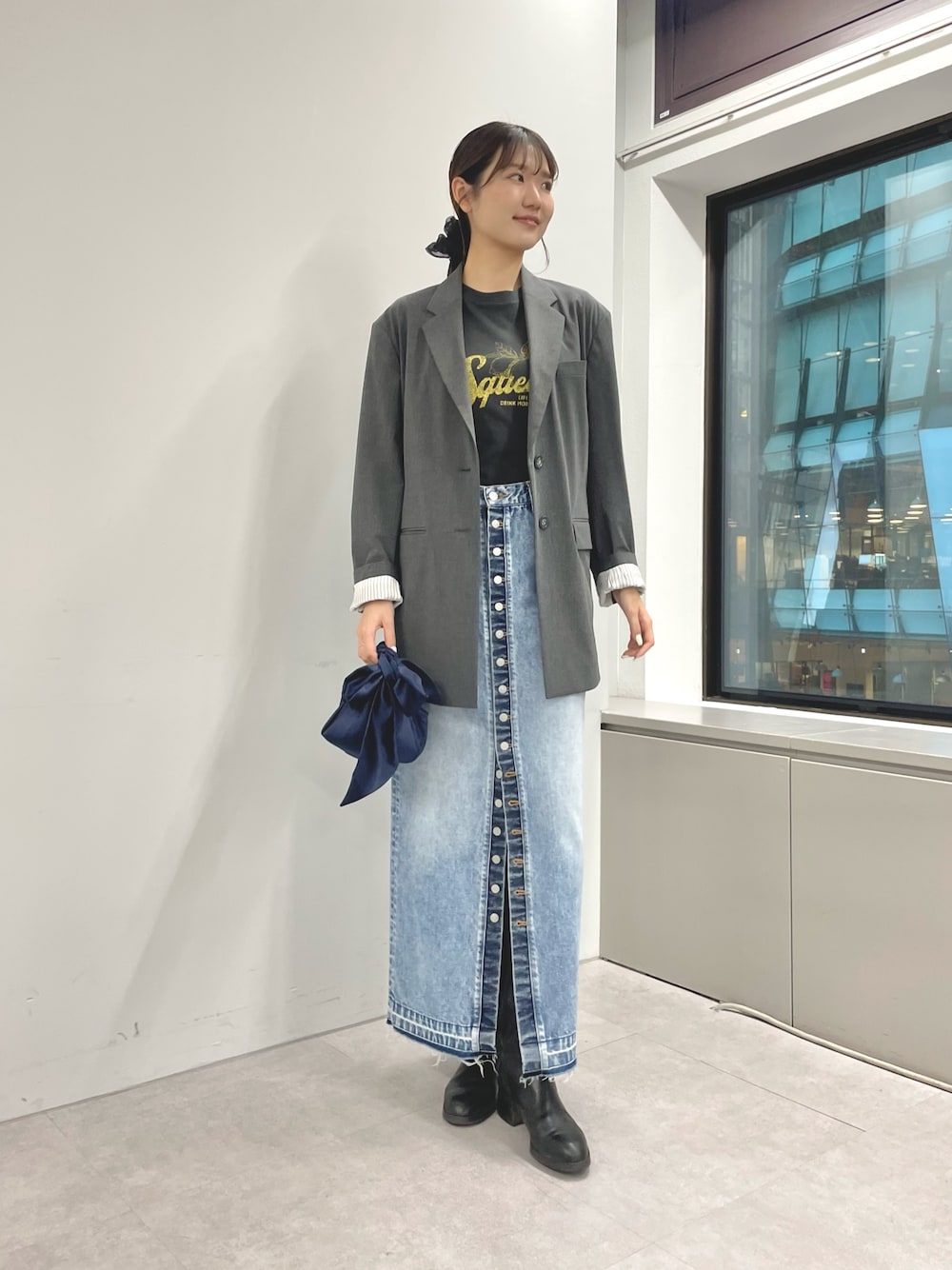 「綺麗め、綺麗めコーデ、綺麗めカジュアル、綺麗めスタイル、デニムスカート、デニムスカート 、デニムスカートコーデ、Tシャツ、Tシャツコーデ」｜「THE PAUSEの【THE PAUSE】Lemon Tシャツ（Tシャツ/カットソー、グレー系）」を使った、wgmasagoさん（レディース・166cm）の春コーディネートの1枚目の写真