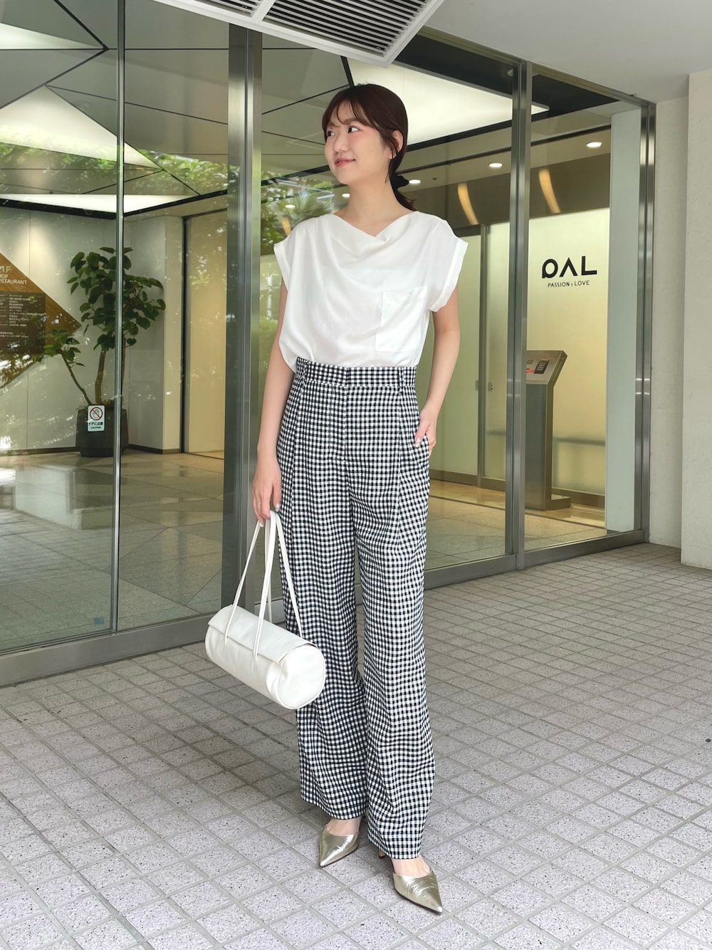 「オフィス、オフィスカジュアル、オフィススタイル、オフィスコーデ、オフィスカジュアルスタイル、ol、OL、OLコーデ、お仕事コーデ、ノースリーブ、ノースリーブブラウス」｜「Whim Gazetteのサテンワッシャーノースリーブブラウス（シャツ/ブラウス、ホワイト系）」を使った、wgmasagoさん（レディース・166cm）の春コーディネートの1枚目の写真