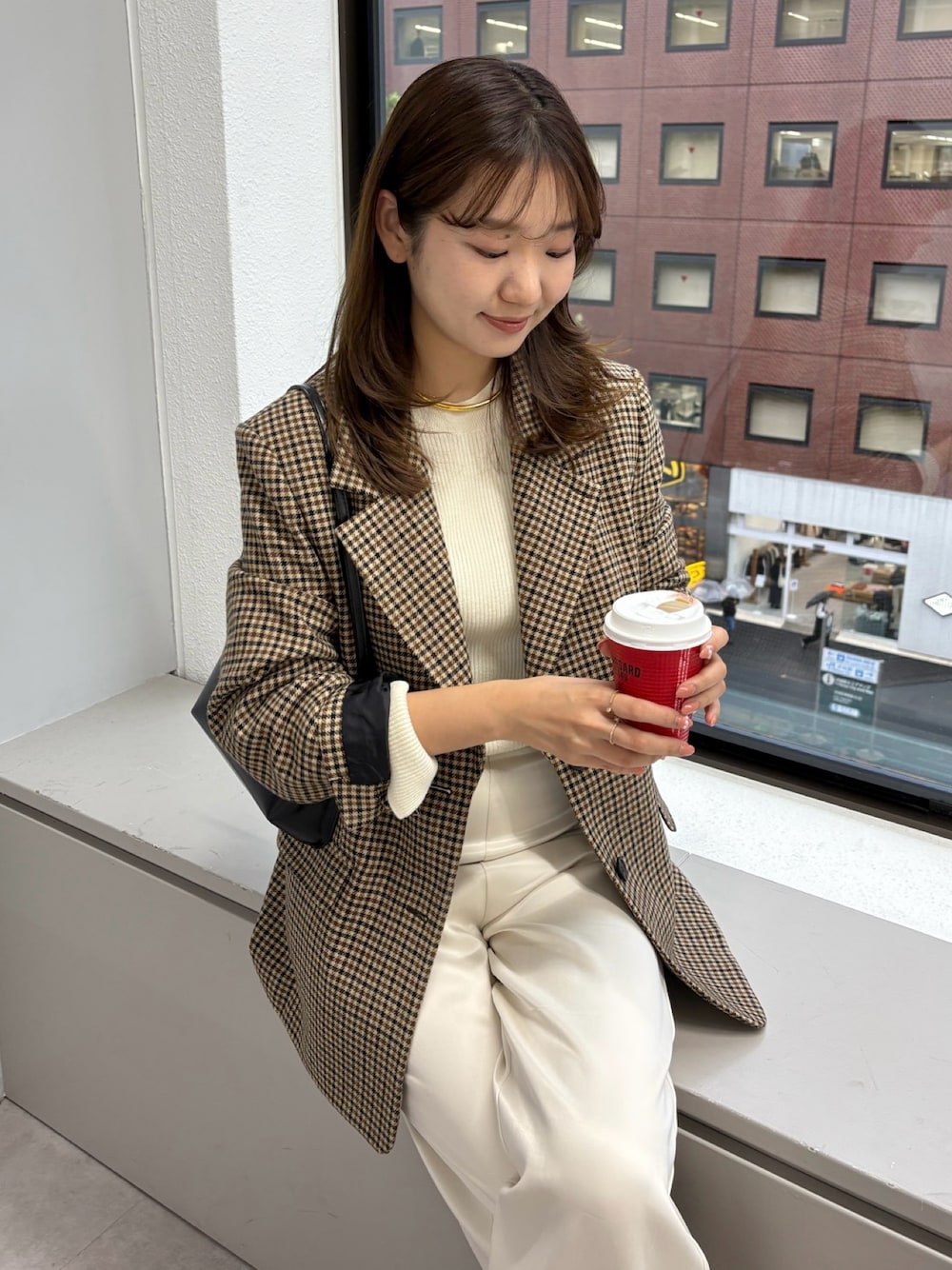 ブラウン系のテーラードジャケット、ホワイト系のニット/セーター、ホワイト系のその他パンツを着用したレディースの秋コーディネートの1枚目の写真