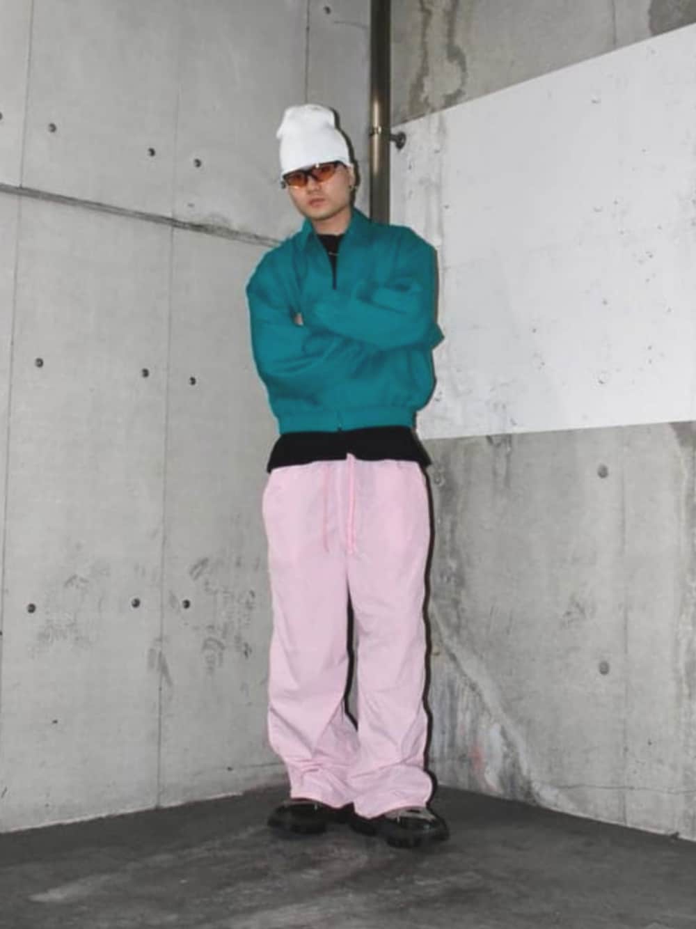ブラック系のTシャツ/カットソー、ブルー系のブルゾン、ピンク系のその他パンツを着用したメンズの秋コーディネートの1枚目の写真