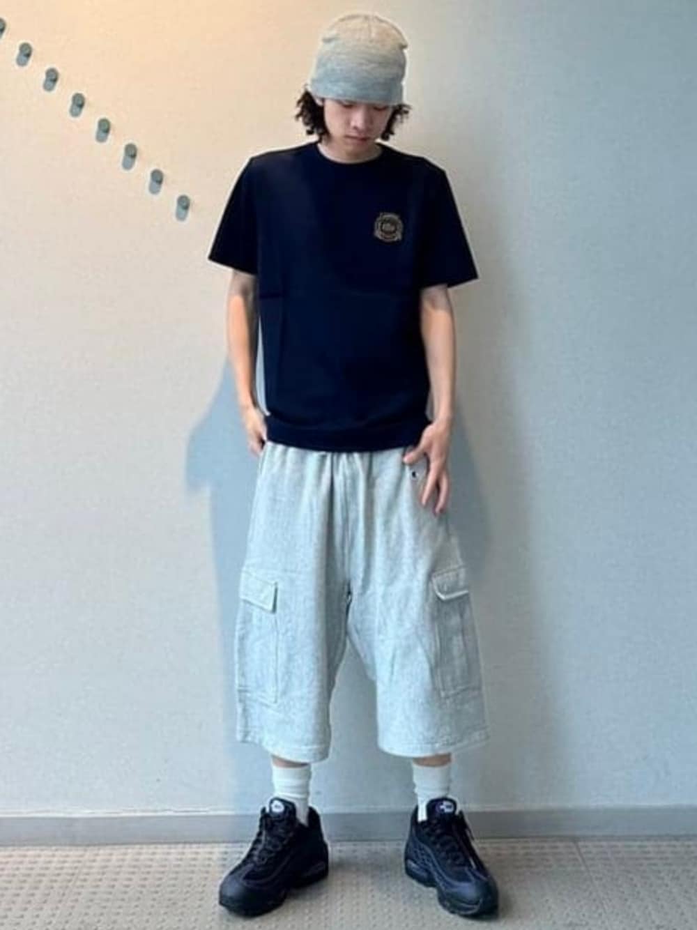 グレー系のスウェットパンツ、ブルー系のTシャツ/カットソーを着用したメンズの夏コーディネートの1枚目の写真