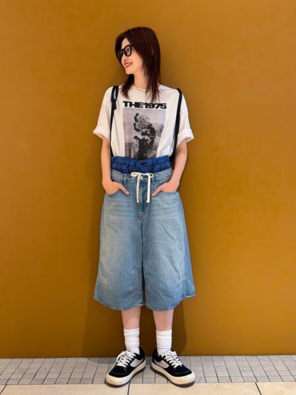 ホワイト系のTシャツ/カットソー、ブルー系のその他パンツ、ブラック系のバックパック/リュックを着用したレディースの春コーディネートの1枚目の写真