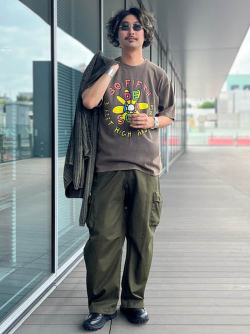 「カラーコーデ、夏コーデ、メンズファッション、Tシャツコーデ、リラックススタイル、カジュアル、カジュアルコーデ、ストリート、ストリートコーデ、プリントT、Tシャツ、秋冬新作、秋冬コーデ、秋冬」｜「Gramicciの【別注】Gramicci / フェード ツイル 6ポケットパンツ（カーゴパンツ、グリーン系）」を使った、BEAMSさん（メンズ・185cm）の夏コーディネートの1枚目の写真