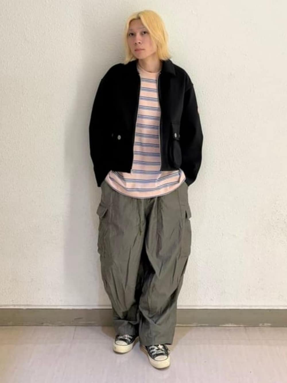 レッド系のTシャツ/カットソーを着用したメンズの夏コーディネートの1枚目の写真
