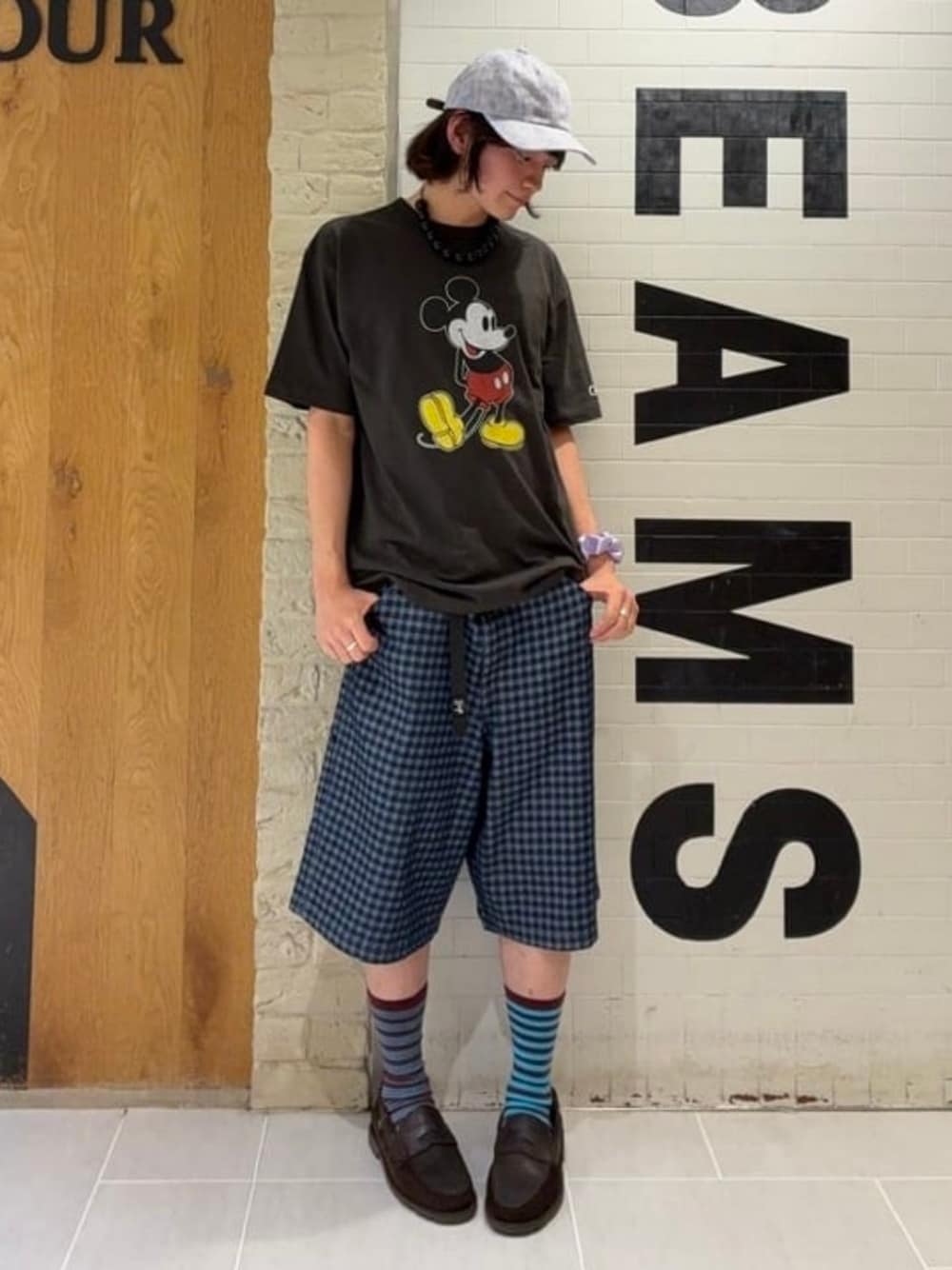ブラック系のTシャツ/カットソー、ブルー系のその他パンツ、ブラウン系のローファーを着用したメンズの夏コーディネートの1枚目の写真