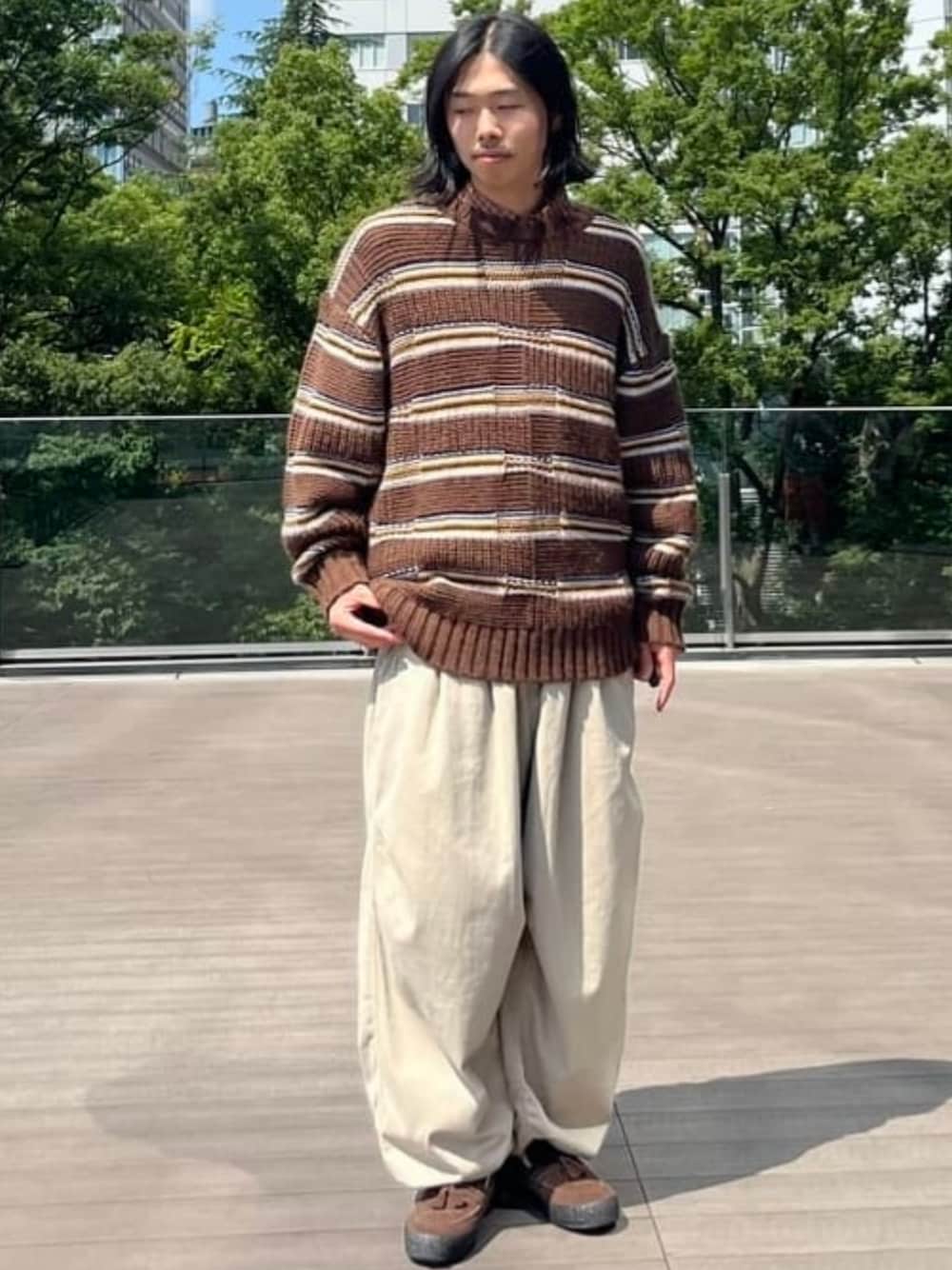 ベージュ系のチノパンツ、ブラウン系のニット/セーターを着用したメンズの夏コーディネートの1枚目の写真