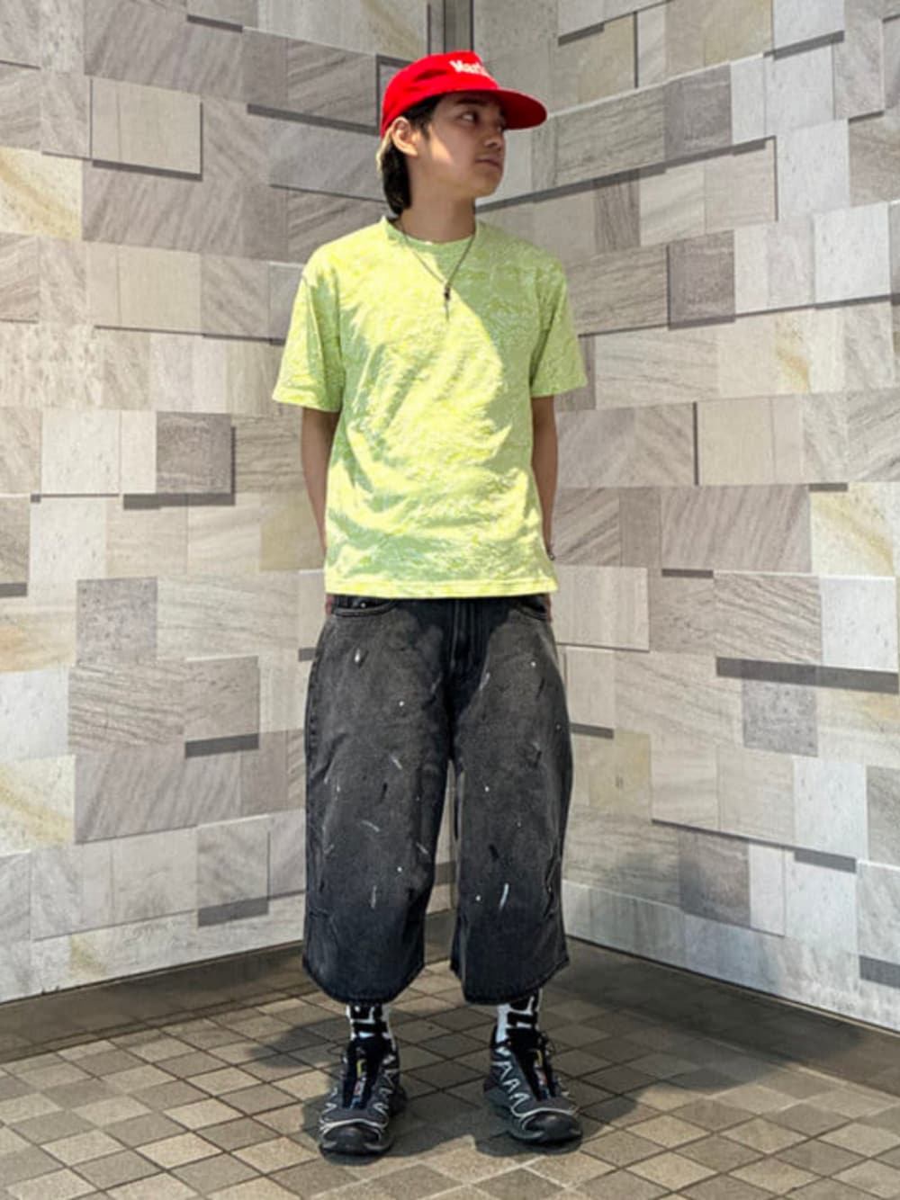 グリーン系のTシャツ/カットソー、ブラック系のその他パンツを着用したメンズの春コーディネートの1枚目の写真