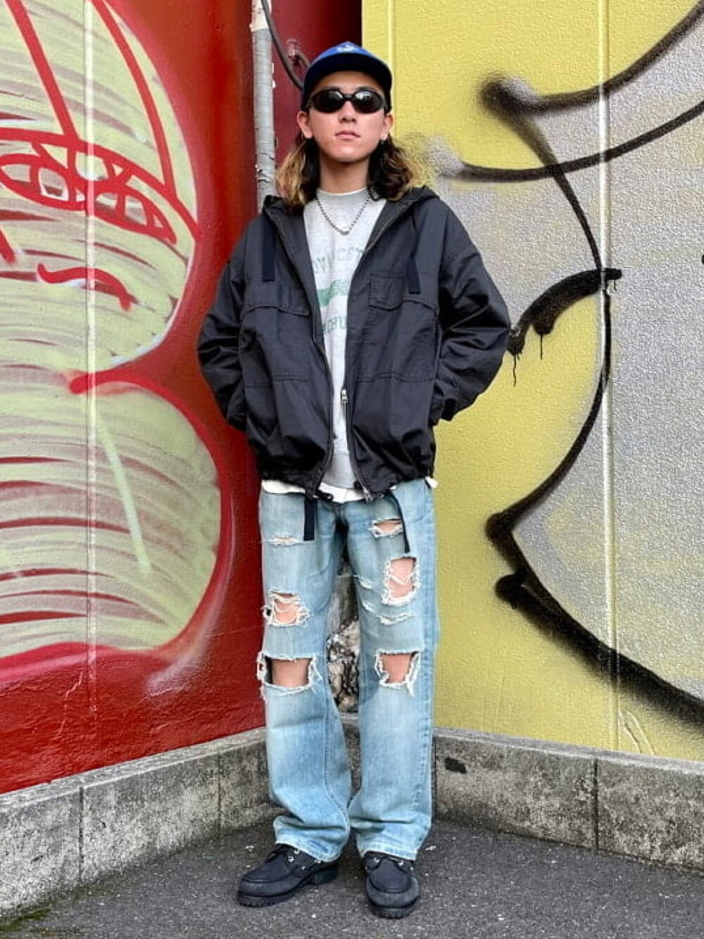 ブラック系のミリタリージャケット、ブルー系のデニムパンツ、グレー系のスウェットを着用したメンズの春コーディネートの1枚目の写真