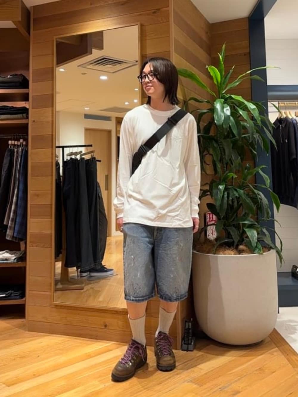 ホワイト系のTシャツ/カットソー、ブラック系のショルダーバッグを着用したメンズの夏コーディネートの1枚目の写真